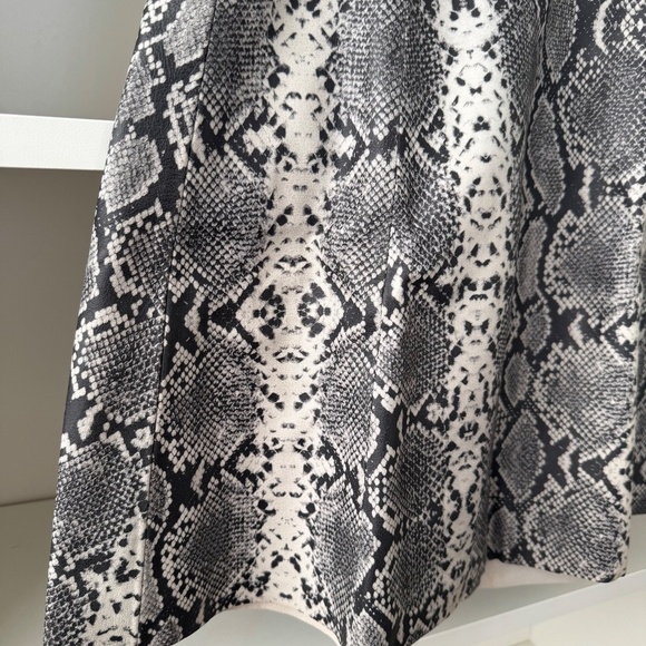 VEDA Gray Snakeskin Leather Mini Skirt - Picture 6 of 8